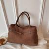 2026 Damen-Handtasche mit Wildleder-Riemen und mattem Leder: Lässig, Retro, Achselhöhlen-Stil