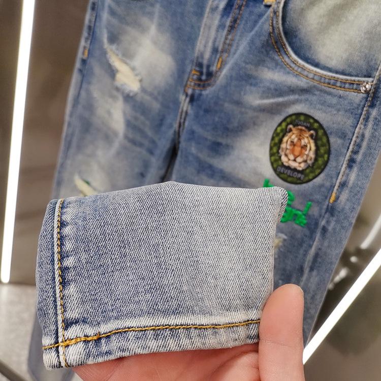 Blugi brodați la modă pentru bărbați, croială slim fit, cu detalii rupte elegante