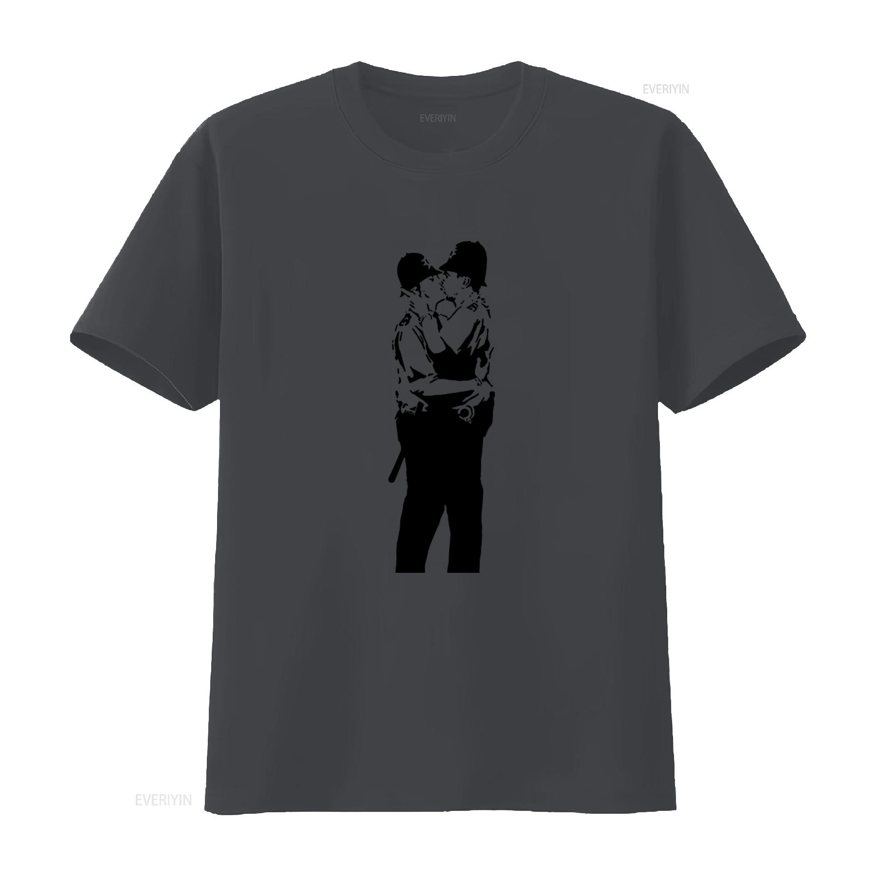 

Banksy Kissing Coppers Print Mens T Shirt Unique Street Art Design for Fashionable Wear vintage Washed Breathable Soft 4XL