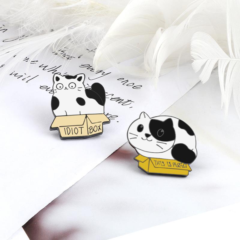 2 Teile/satz Paar Freund Katzen Brosche Set Nette Schwarz Und Weiß Kätzchen Emaille Pins Cartoon Katze Klaue Fishbone Abzeichen Tasche revers