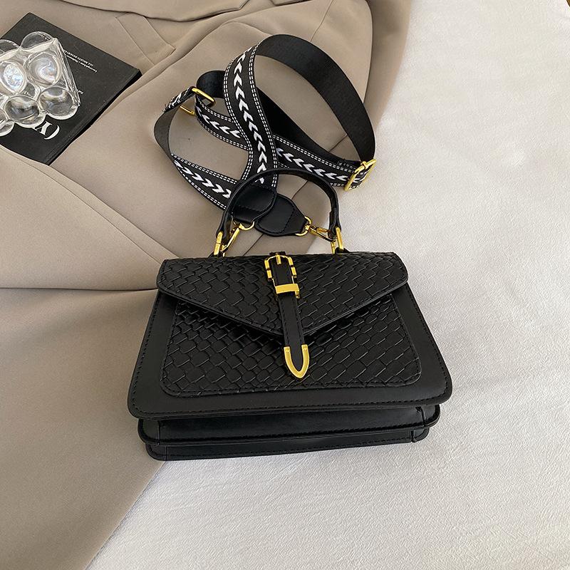 High-value fashion 2025 spring new versatile ins shoulder messenger bag this year popular temperament small square bag women