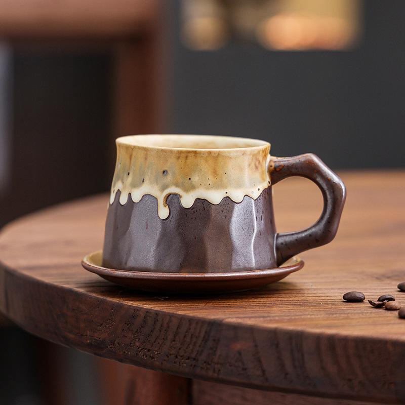 Grobes Töpferton Ofenwechsel Tasse und Untertasse Set Unregelmäßige Wabi-Sabi Keramiktasse für Kaffee Tee Hausbar Rustikale Wohnkultur Geschenk