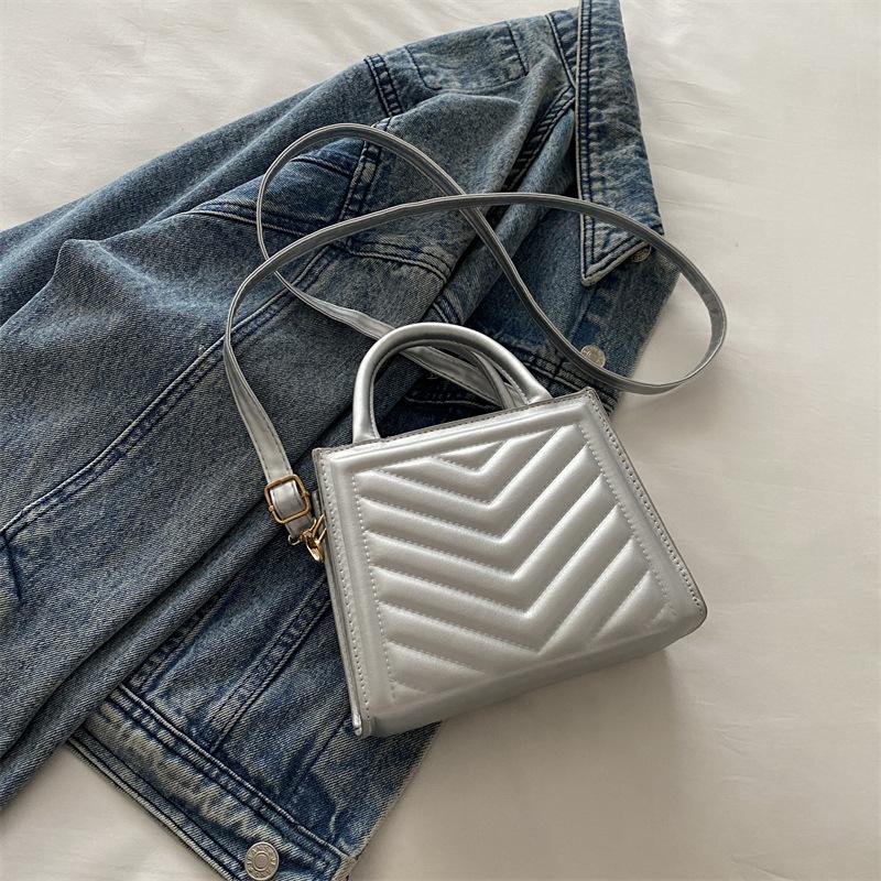 Texturierte Damenhandtasche mit Stickerei 2025 Winter neue Schulter-Umhängetasche modisch und lässig einfache kleine quadratische Trendtasche