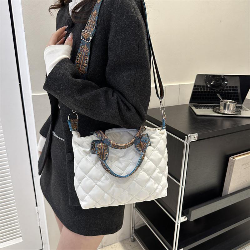 Stylish Winter Embroidered Crossbody Shoulder Bag For Women 2023 Trendy Quilted Handbag