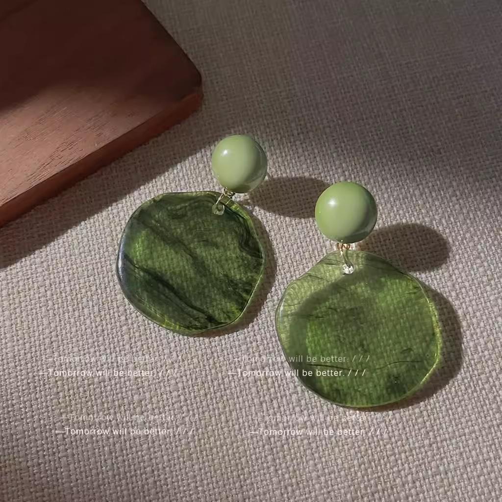

Hong Kong Retro Olive Green Ombre Stud Earrings, 2024 s Trendy Design for Unique Style