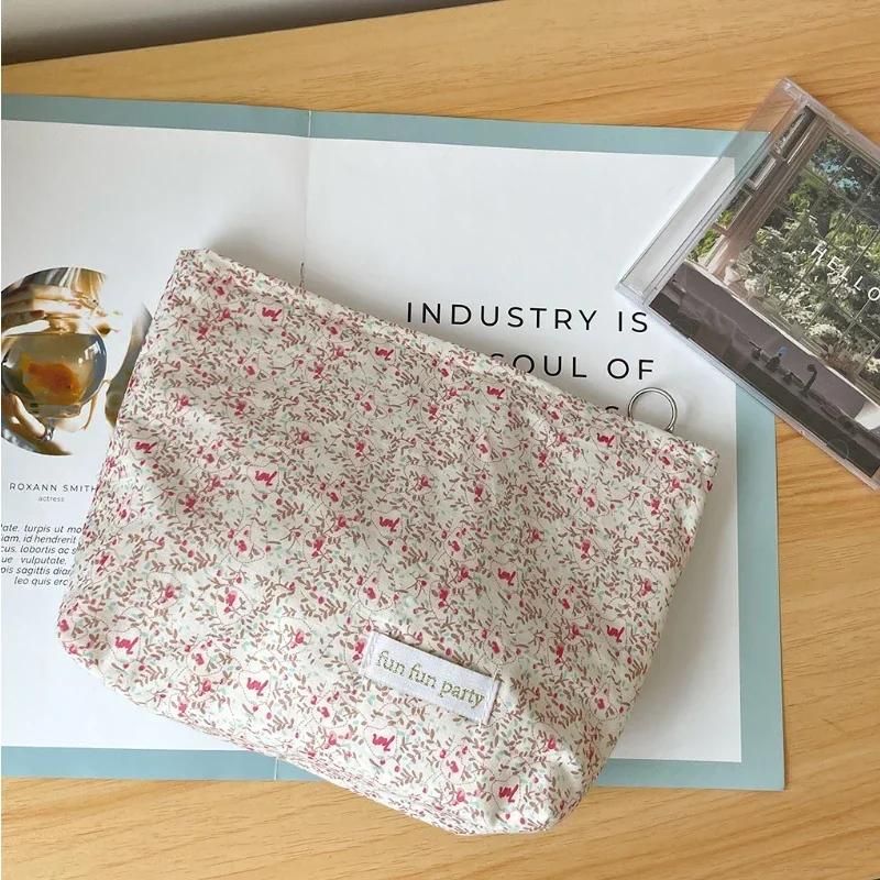 Cosmetic Toiletries Storage Bag Lipstick Bag Travel Fashion Women Ins Vintage Floral Clutch Zipper Makeup Bag Organizer Pouch