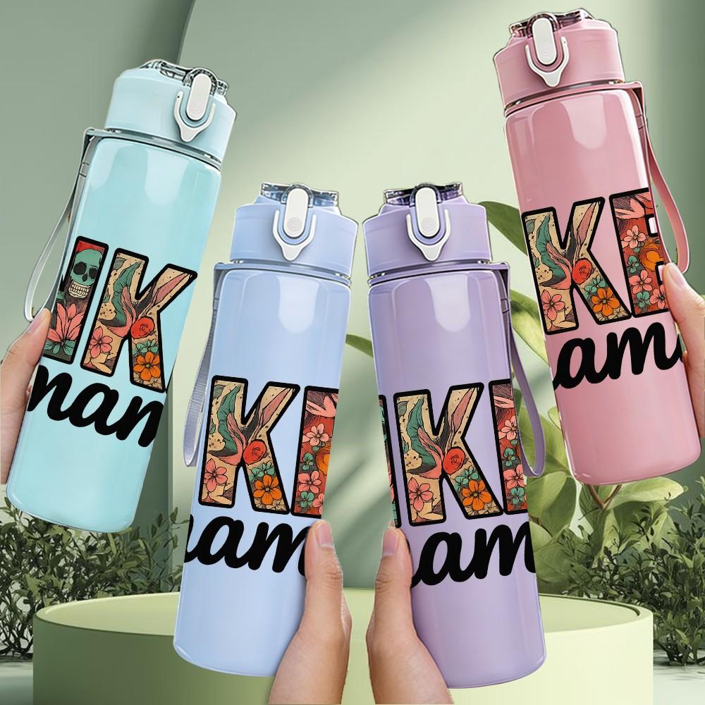 1PC Inked Mama Retro Bold Letter Print 750ml Color Plastic Sports Water Bottle Leakproof Flip Straw Lid Suitable for Sports Office Home Use