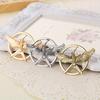 Bijou insigne badge broche moqueur