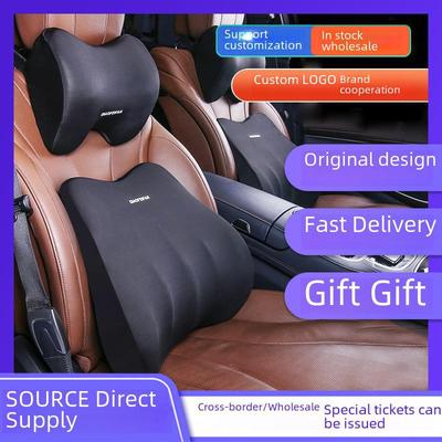 Zestaw poduszek zagłówkowych i lędźwiowych z pianki memory zapewniający wsparcie szyi i pleców podczas jazdy samochodem.