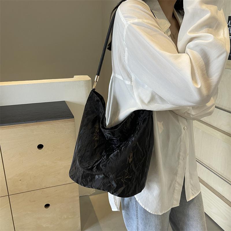 Мягкая кожаная сумка через плечо — фото 18