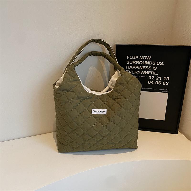 Однотонная сумка через плечо для женщин — фото 13