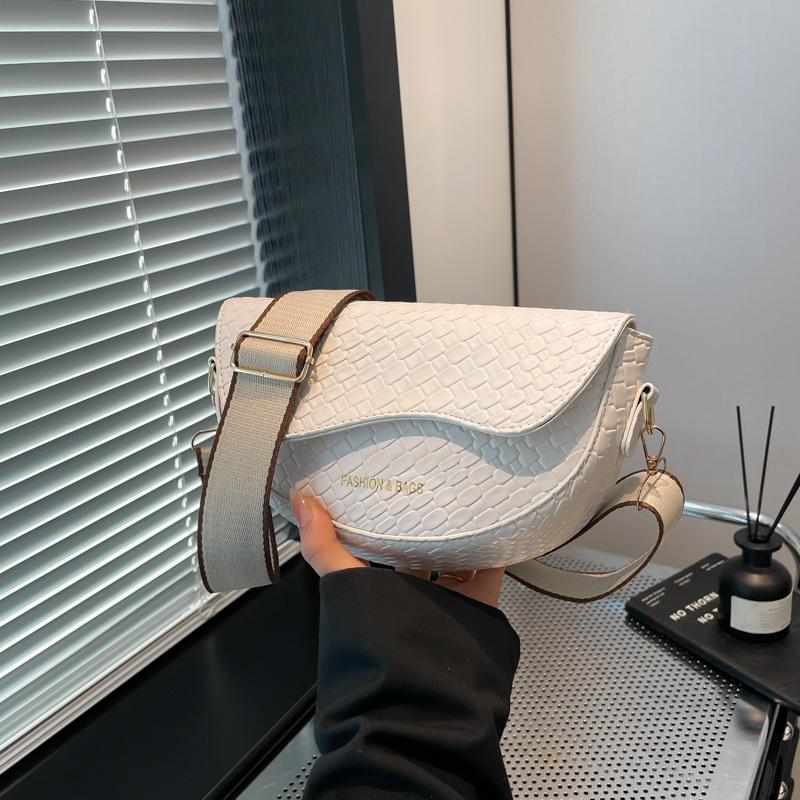 Fashion Single Shoulder Underarm Crossbody Saddle Bag Female Texture 2025 New Popular Retro Personalized Woven Pattern Large Capacity