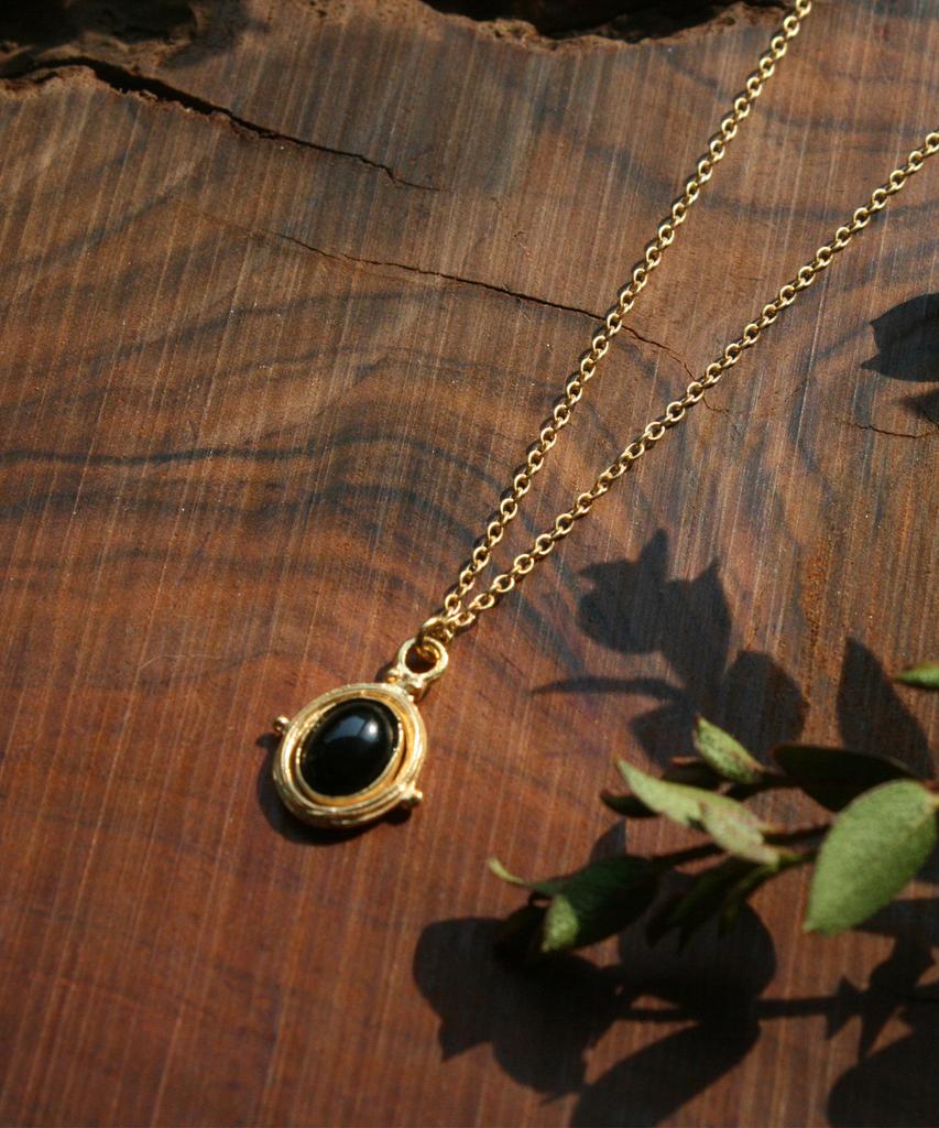 Iris Forest Onyx Gold Necklace _05