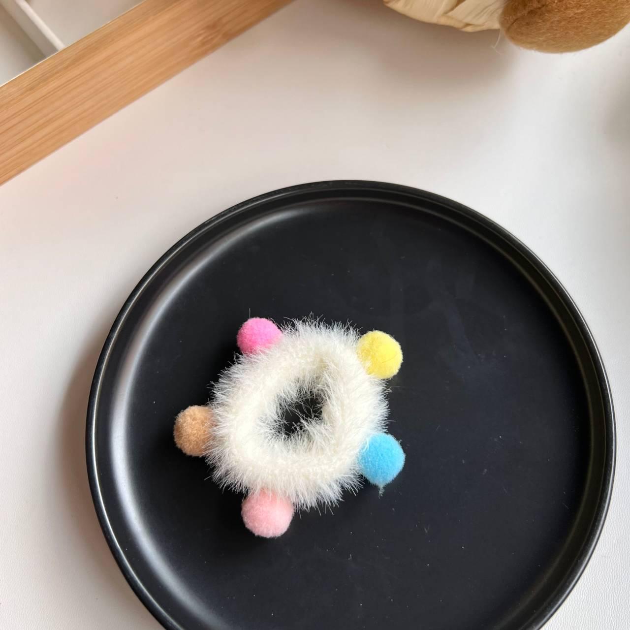 

Разноцветные резинки для волос с помпонами: Милые и универсальные резинки для студентов и девочек