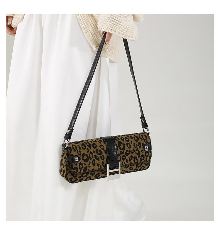 Niche leopard print underarm bag, fashionable retro high sense, commuting shoulder essential women's bag.
