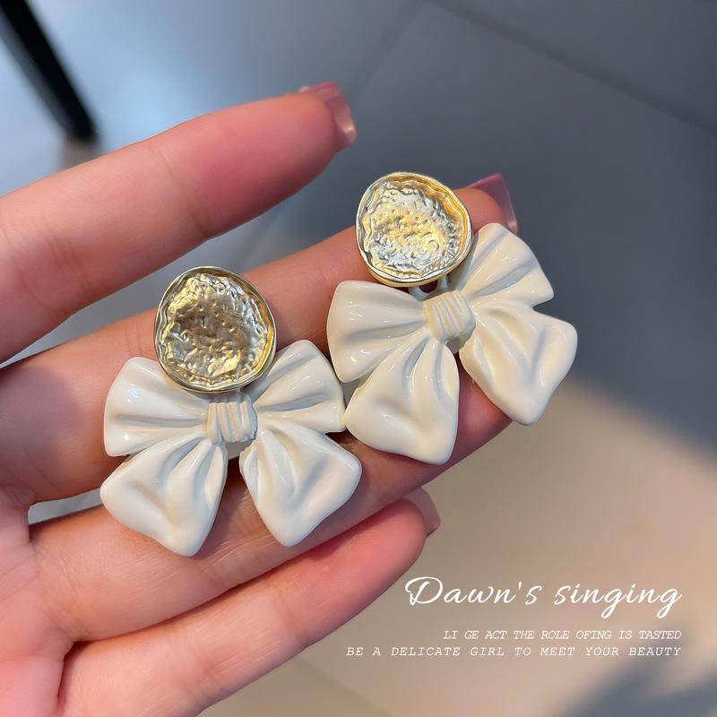 

Новые большие серьги-банты. Хочу чистые серьги. Женские летние серьги нишевого дизайна. Высококачественные серьги.