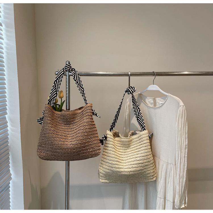 Boho Chic Large Woven Straw Tote Bag for Women Commuter Handbag Shoulder Bag, Perfect for Spring Outings, Beach Tote Bag