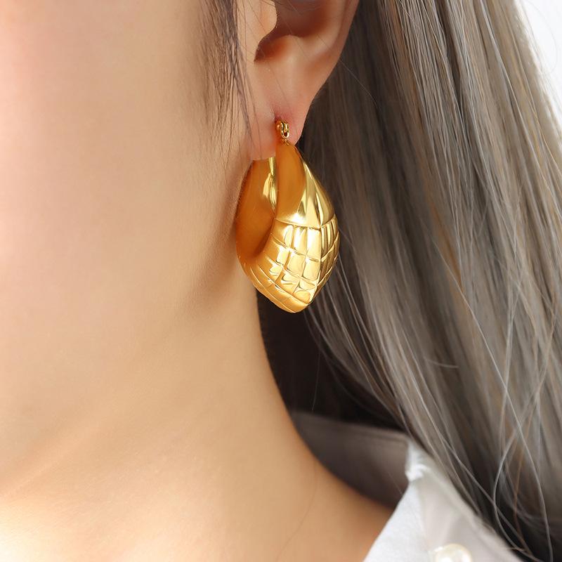 French Geometric Punk Plaid U-Shaped Gold-Tone Stud Earrings - Colorfast 18K Gold Titanium Steel Ear Jewelry for Women