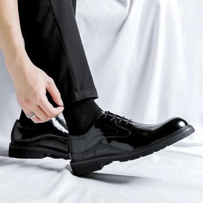 Modische Lackleder Business Casual Schuhe für Herren Dicke Sohlen und Helle Oberteile Modische Frühling Herbst Designer Derby Schuhe Herren