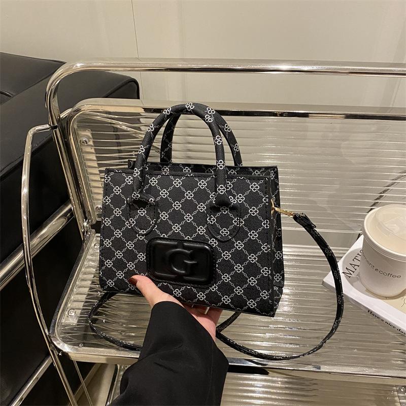 

Korean version ins autumn simple mini square bag women s fashion casual personality foreign style commuting trend messenger bag