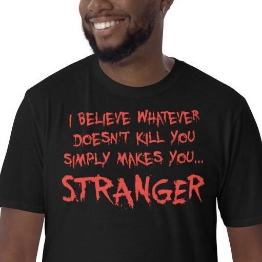 

Я верю, что всё, что не убивает, делает тебя только страннее. Цитата из фильма ужасов. Футболка. S