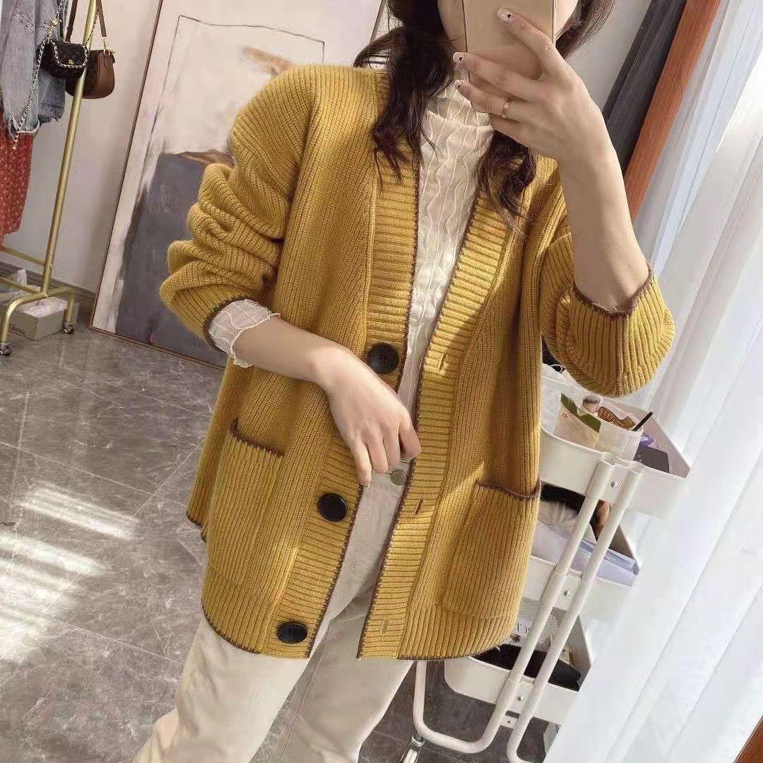 

Осенняя одежда для женщин среднего и пожилого возраста, модный повседневный трикотажный кардиган контрастного цвета с V-образным вырезом, свободный свитер-жакет большого размера для женщин 48-231 (average size) жёлтый