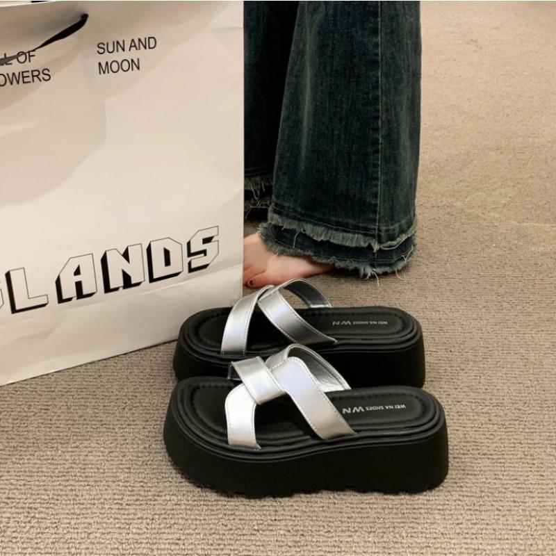 Fashion Women wear slippers outside the summer 2025 new all-in-one casual shoes muffin platform elevating sandals