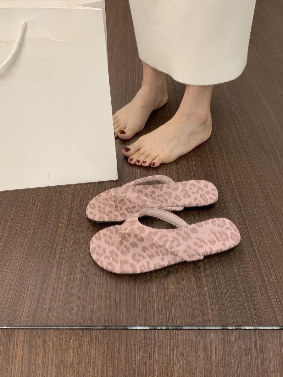 

French flat-bottomed leopard print pinch flip-flops 2025 new seaside vacation leisure beach slippers women s summer wear 35