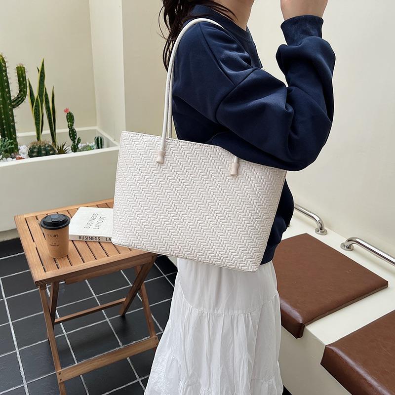 Large Capacity Simple Retro Tote Bag Women's New High-end Woven Pattern Shoulder Bag Commuter Bag
