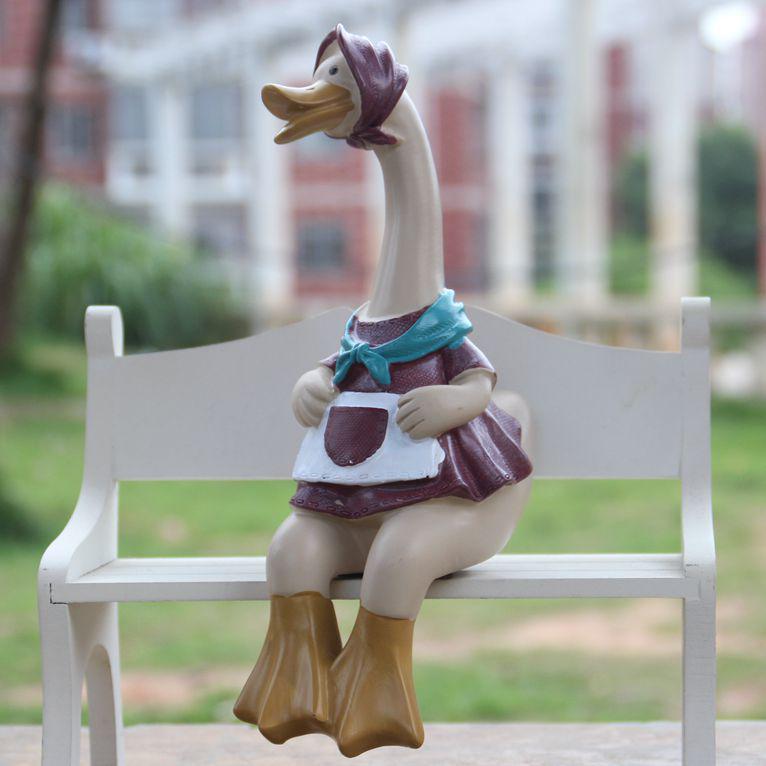 Resin Figurine Set: Cartoon Duck Couple for Home and Garden Decor