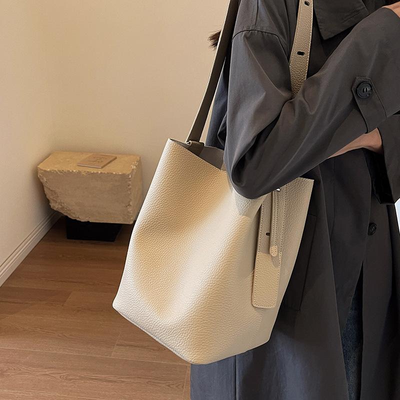 

Модная вместительная сумка-ведро подмышкой. Повседневная, простая и стильная сумка на одно плечо. бежевый