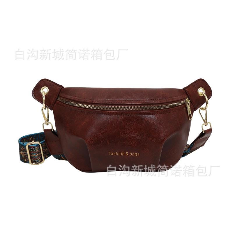 This year, the popular small bag women's 2025 summer new textured breast bag wide shoulder strap retro foreign commuter messenger bag