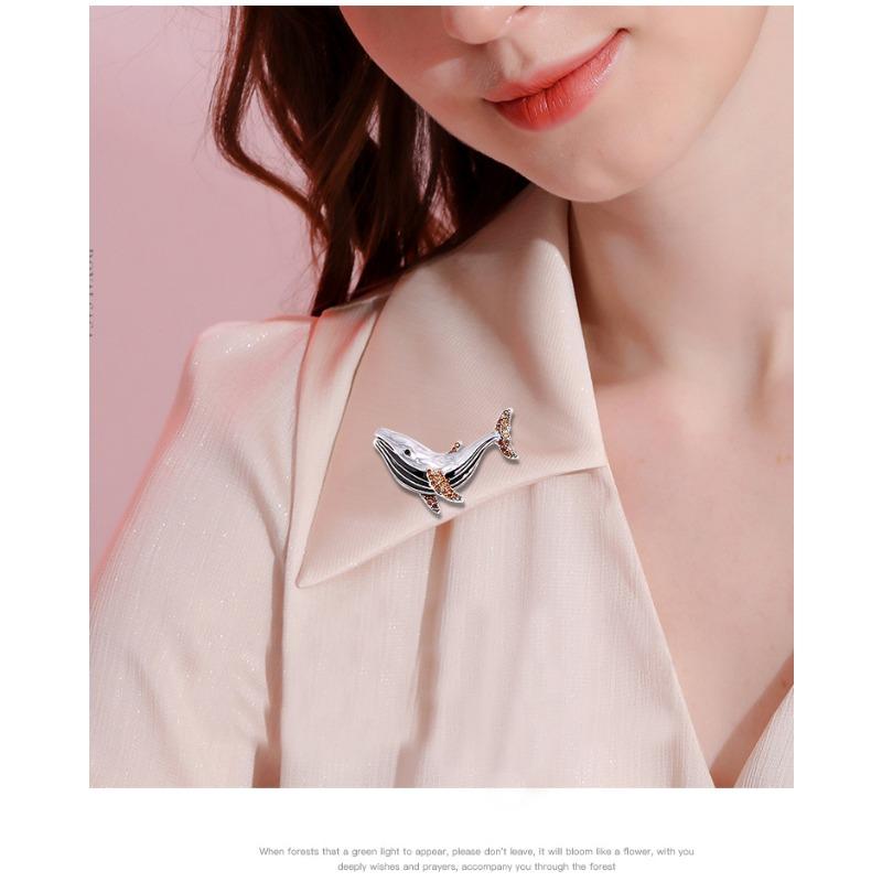 Whale brooch, European and American fashion brooch, inlaid with rhinestones, drip oil, crystal collar brooch