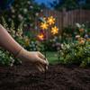 Solarbetriebene Gartensteckleuchte mit künstlichen Blumen und Bienen-Dekoration, Außen-Hof-Landschaftslampe für Weg Rasen Terrasse