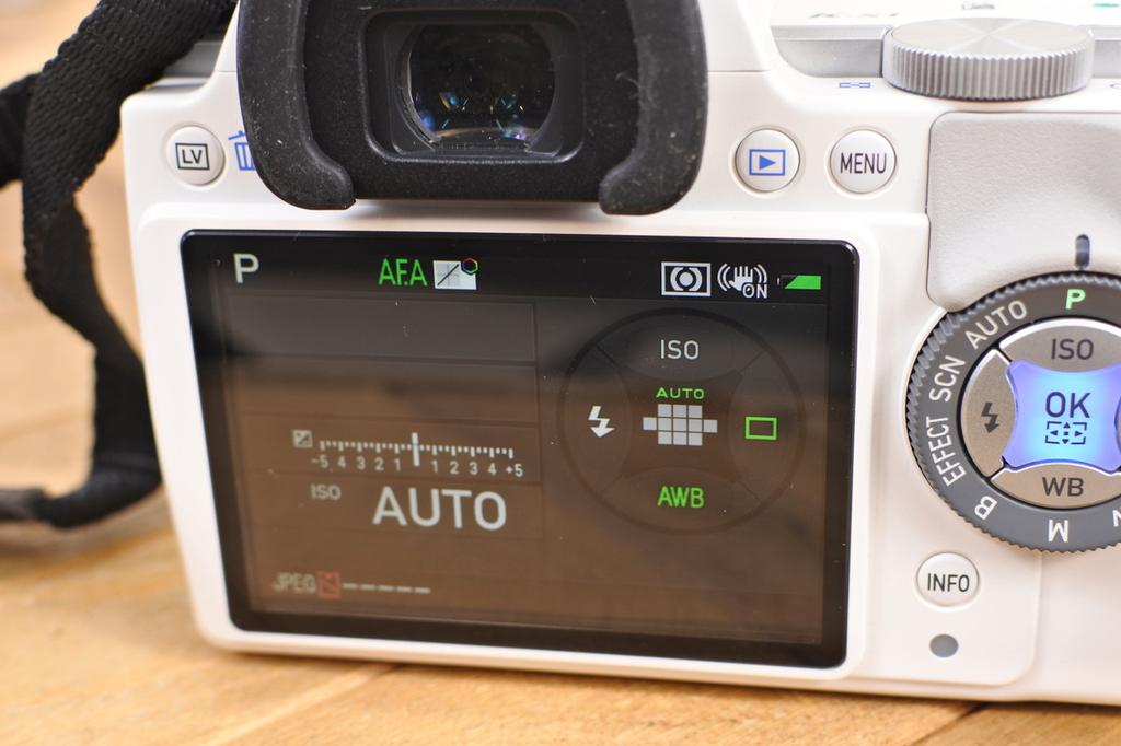 Pentax K‑S1 White • 18‑55 & 55‑300 DAL Kit • Shutter Count 1300 • Tested • Japan