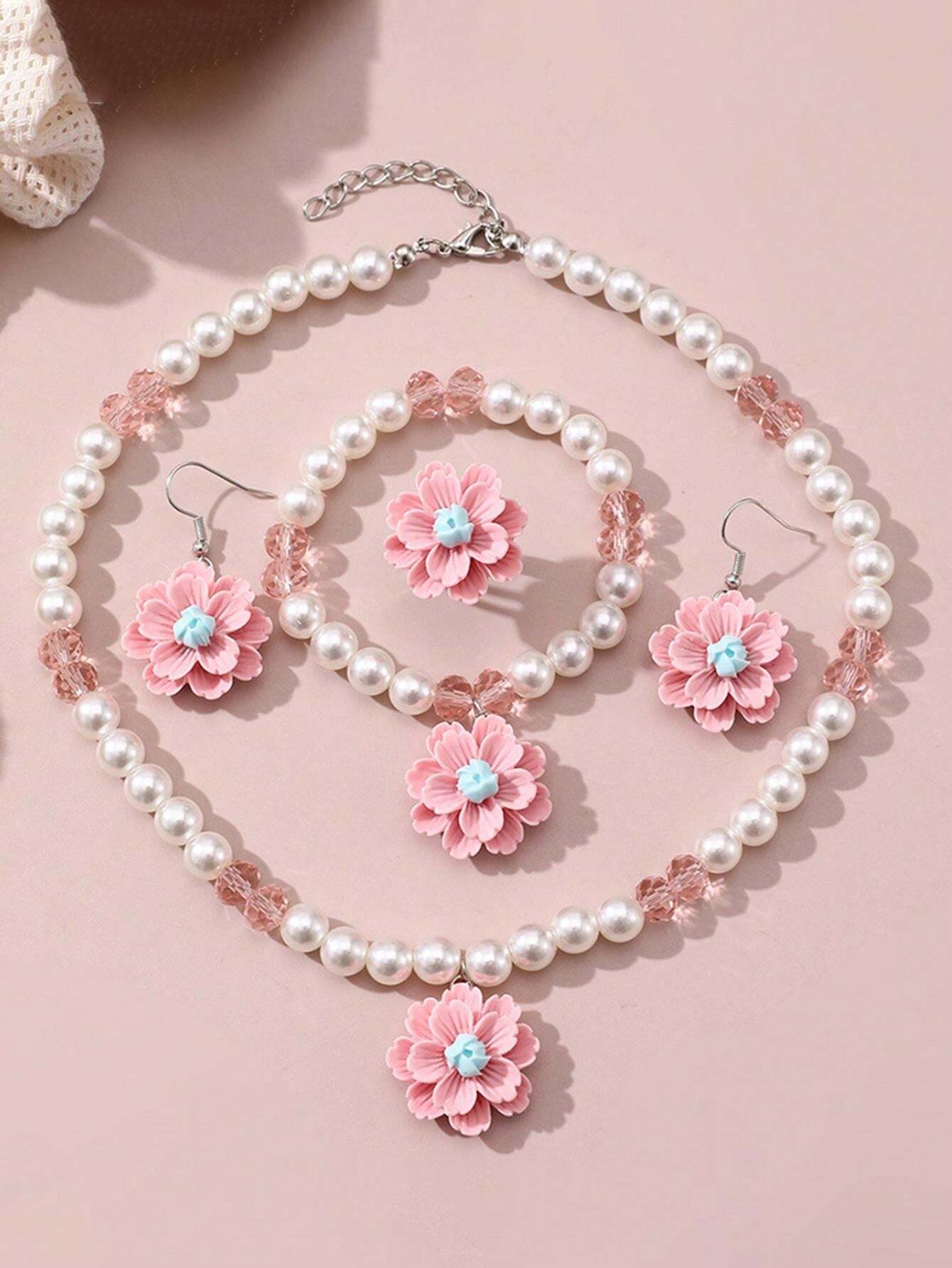 

1 колье, 1 браслет, 1 кольцо, 1 набор серег. Шикарный и милый набор бижутерии из 4 предметов с подвесками из искусственного жемчуга и цветов one-size белый