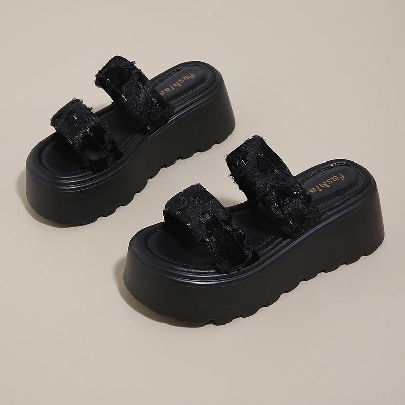 

New Chinese slippers women s summer outer wear 2025 new summer fashion versatile skirt thick bottom beautiful cool slippers 34