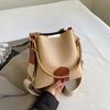 Retro Ctrast Color Crossbody Bag Women's High End Texture Commuter Wide Shoulder Strap Bags New Fashiable Bucket Handbags