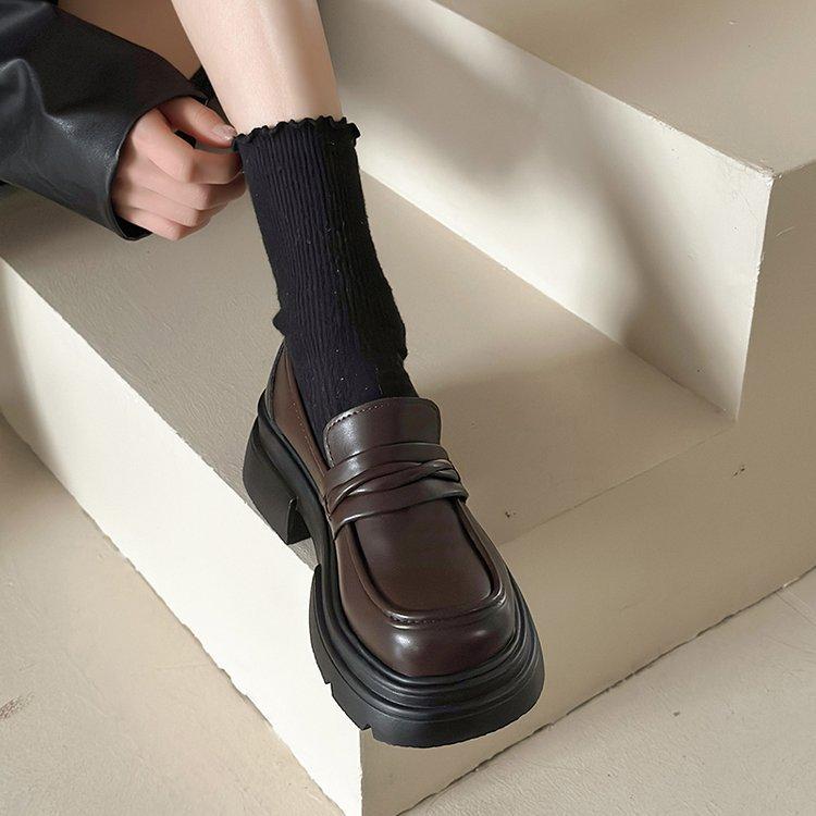 

Лофери на товстій підошві Жіноче взуття Збільшуючі зріст Жіноче взуття Маленькі шкіряні туфлі Жіночі чорні туфлі 40 коричневий