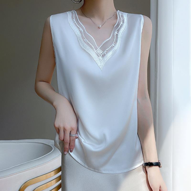 Wear A Strappy Vest and A Small Blouse with A Sleeveless Base Layer and A Lace V-neck Top