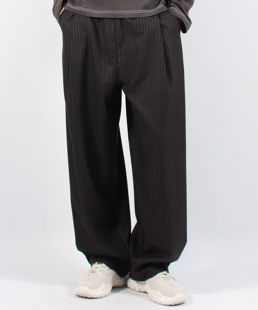Deumakeu M Stripe Chicano Wide One-Tuck Pants - Deep Charcoal