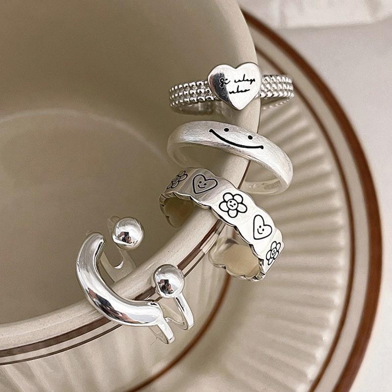 Dongdaemuns minimalistiske vridningsring og zirkonarmbåndssett for kvinner