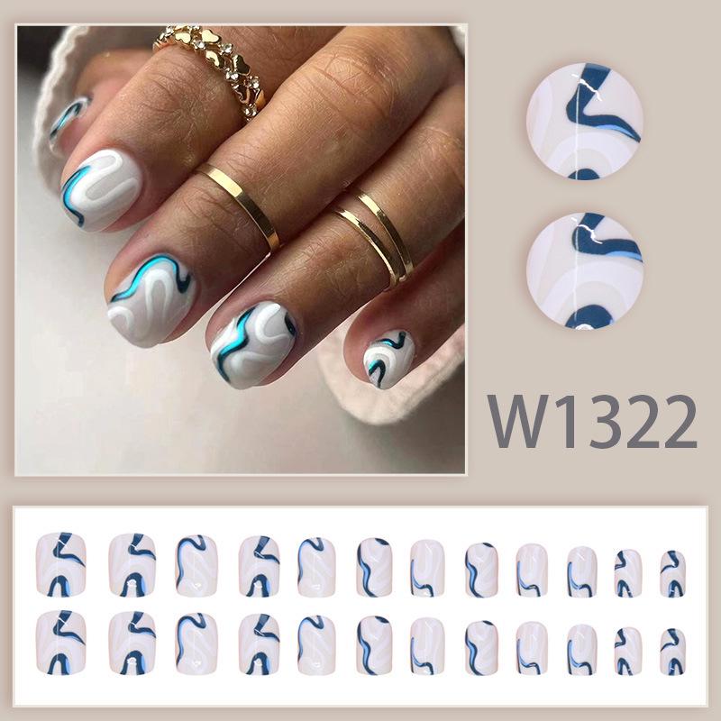 Осветляющие сине-белые накладные ногти – Элегантный осенне-зимний стиль