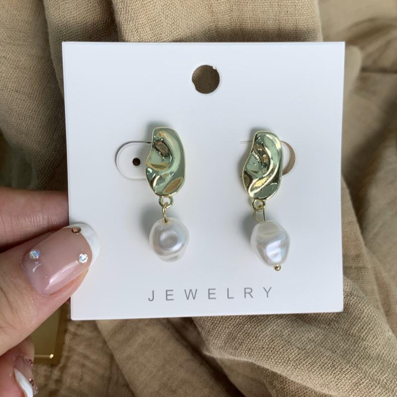 Irregular Pearl Ear Cuff: French Retro No-Pierce Earrings, Elegant Light Luxury, Pain-Free Design