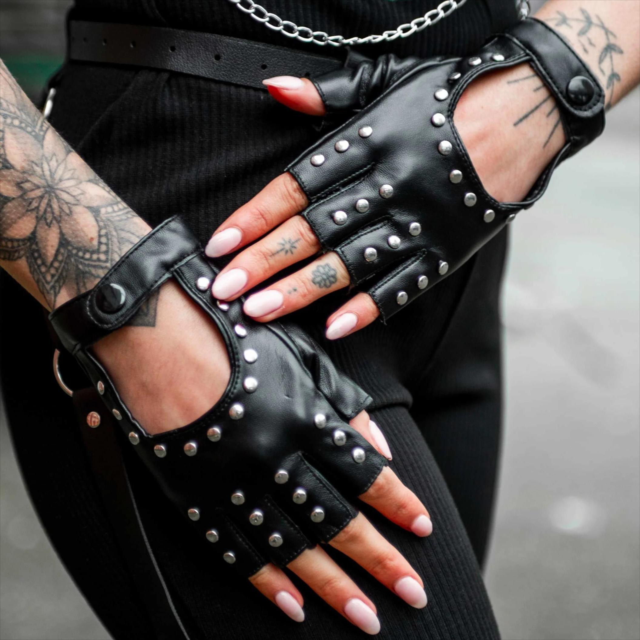 Black Rivet Punk Short PU Leather Half Finger Gloves Women Hip Hop Driving Motorcycle Party Cool Girl Handsome Fingerless Gloves One Size