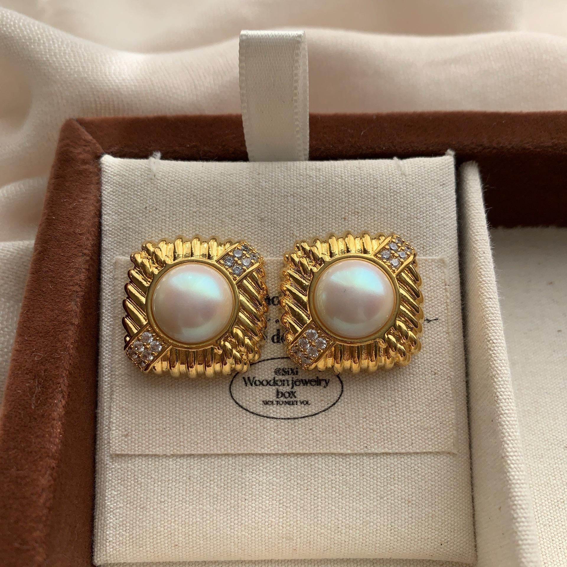 Metal Radiation Texture Pearl Earrings Earrings Retro Light Luxury Exquisite Premium Texture Commuter Personality Earrings