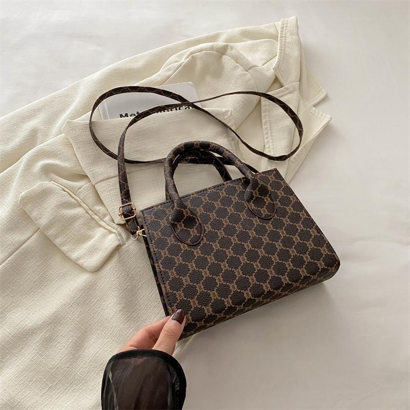 Elegant Vintage Inspired Pu Small Square Shoulder Bag Available In Brown Green And Red For Trendy Women кофейный