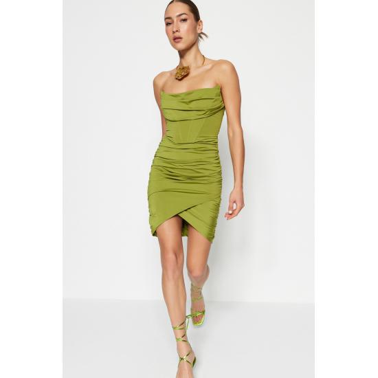 Figurbetontes, gefüttertes Kleid mit Korsett-Details