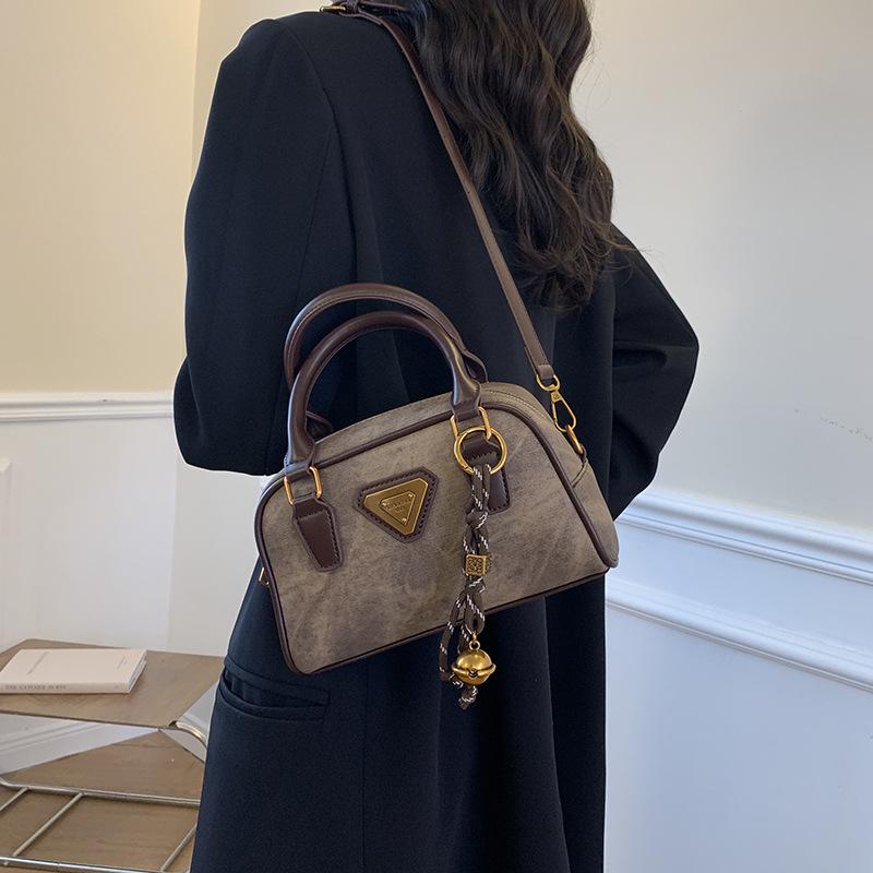 Autumn and Winter Retro Small Bag Women's 2025 New Fashion Versatile Messenger Bag Popular Super Hot Portable Bowling Bag