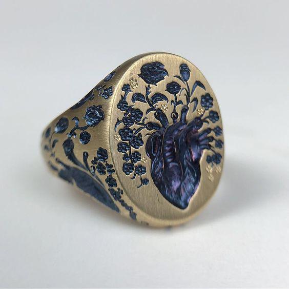 Hecheng Vintage Flower Alloy Ring: Bold European & American Fashion, Feminine Charm